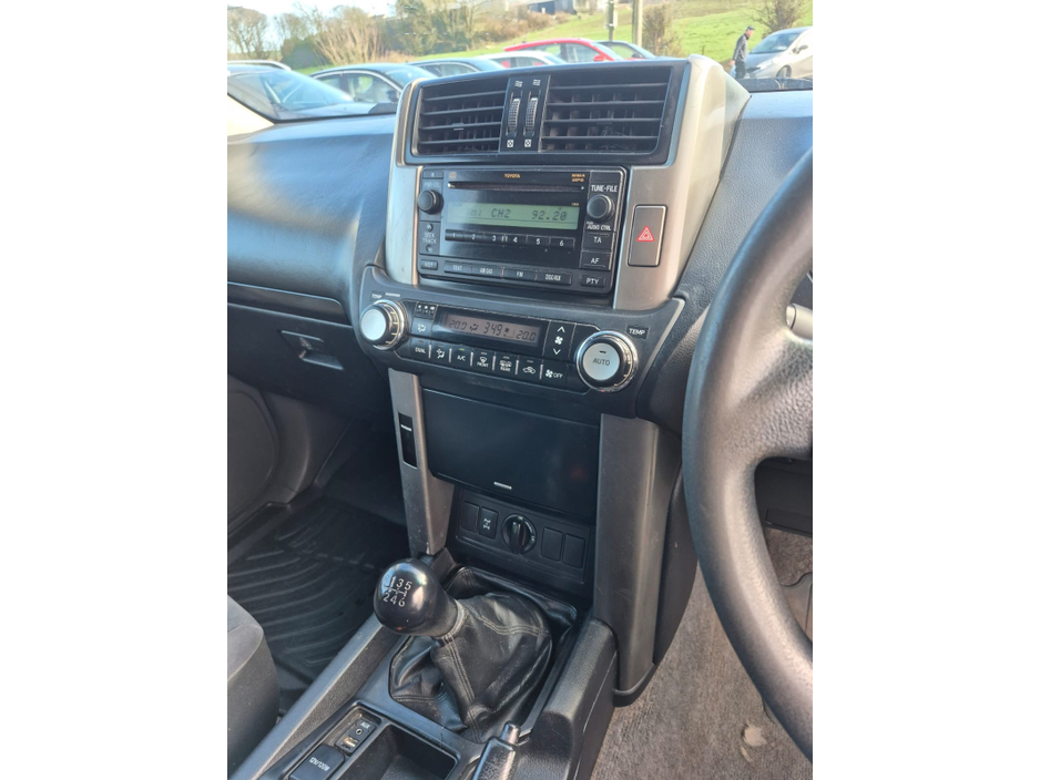 2011 Toyota Landcruiser - image 10