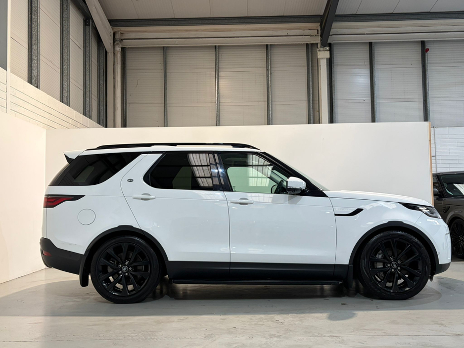2022 Land Rover Discovery - image 3