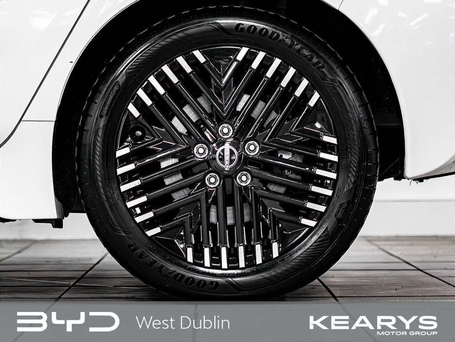 2025 Nissan Leaf - image 23