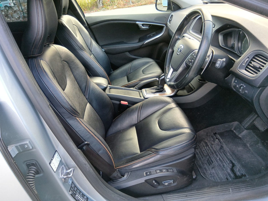 2016 Volvo V40 - image 7