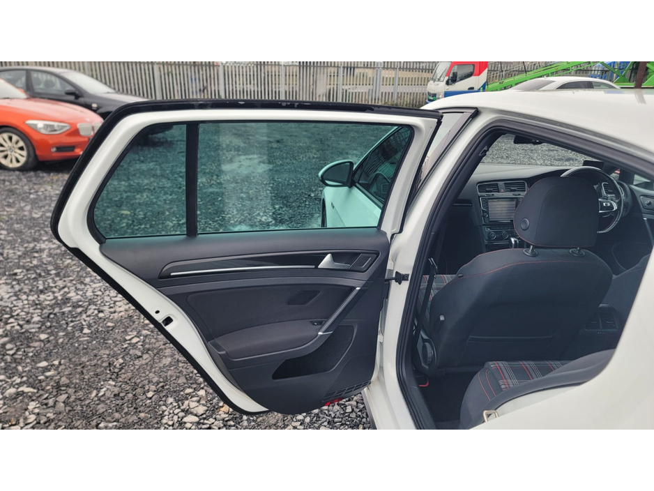 2016 Volkswagen Golf - image 12