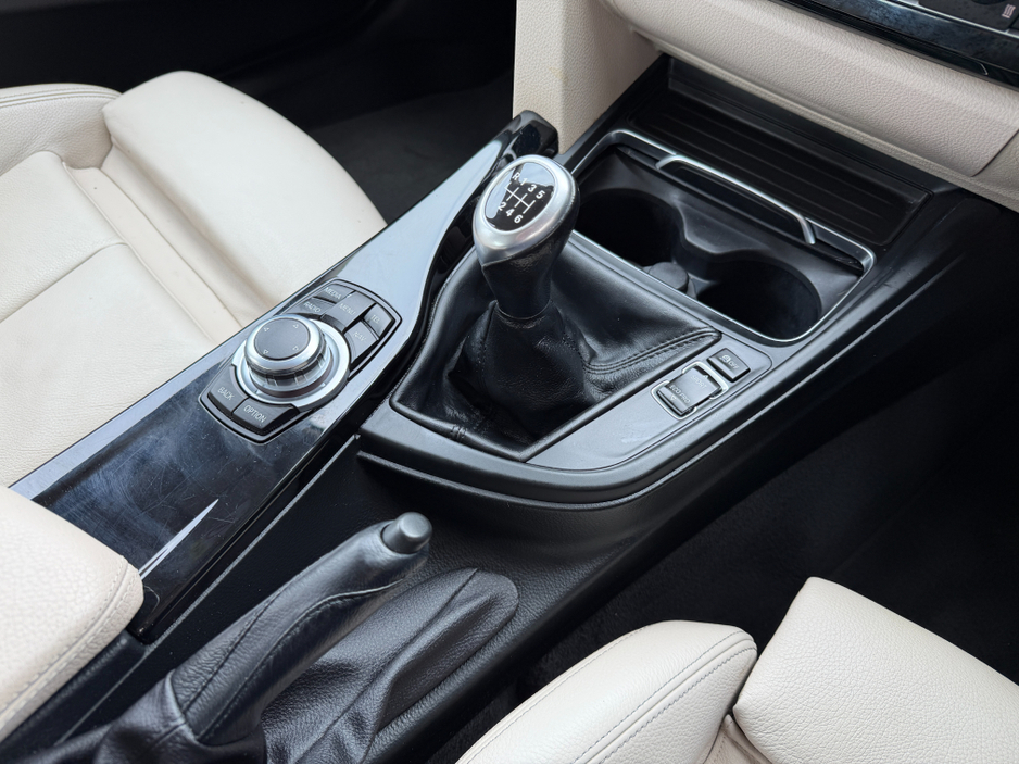 2017 BMW 3 Series - image 19