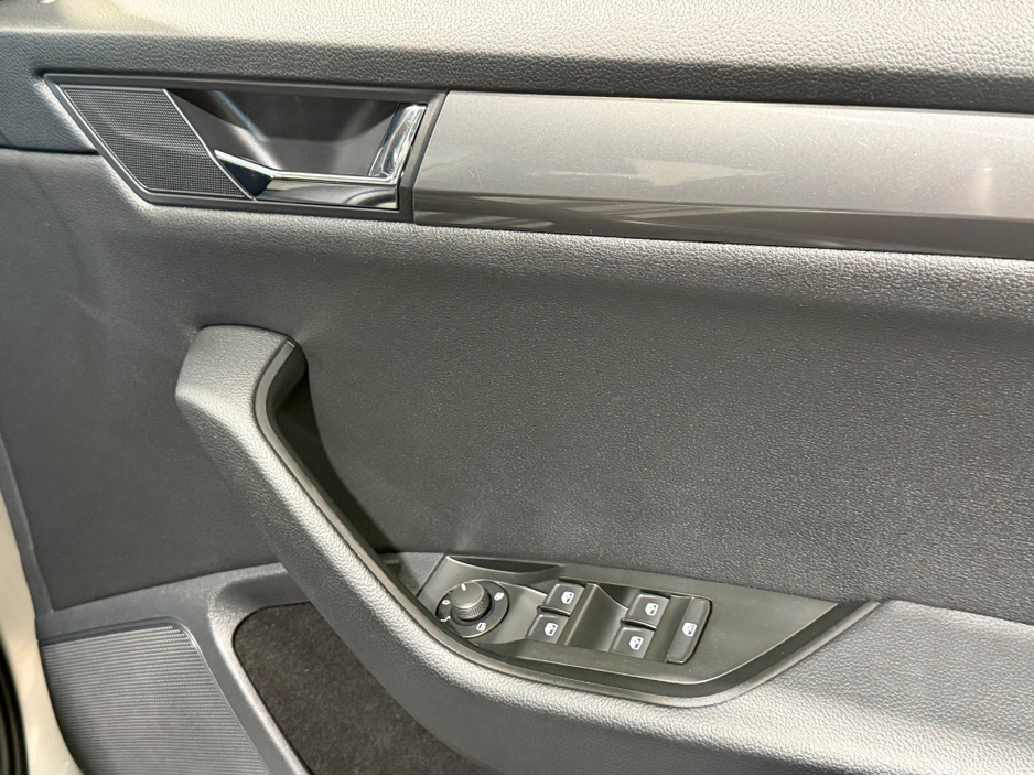 2018 Skoda Superb - image 7