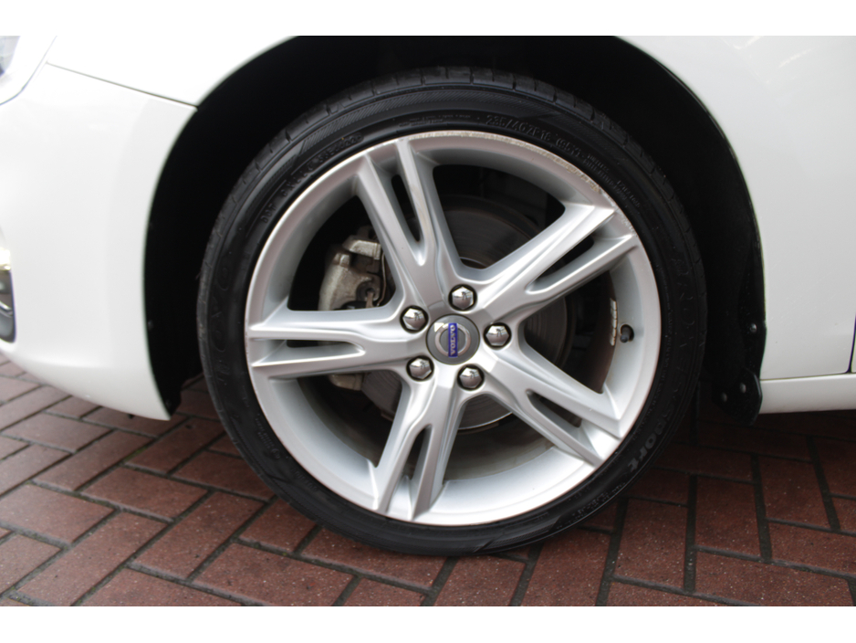 2017 Volvo V60 - image 24