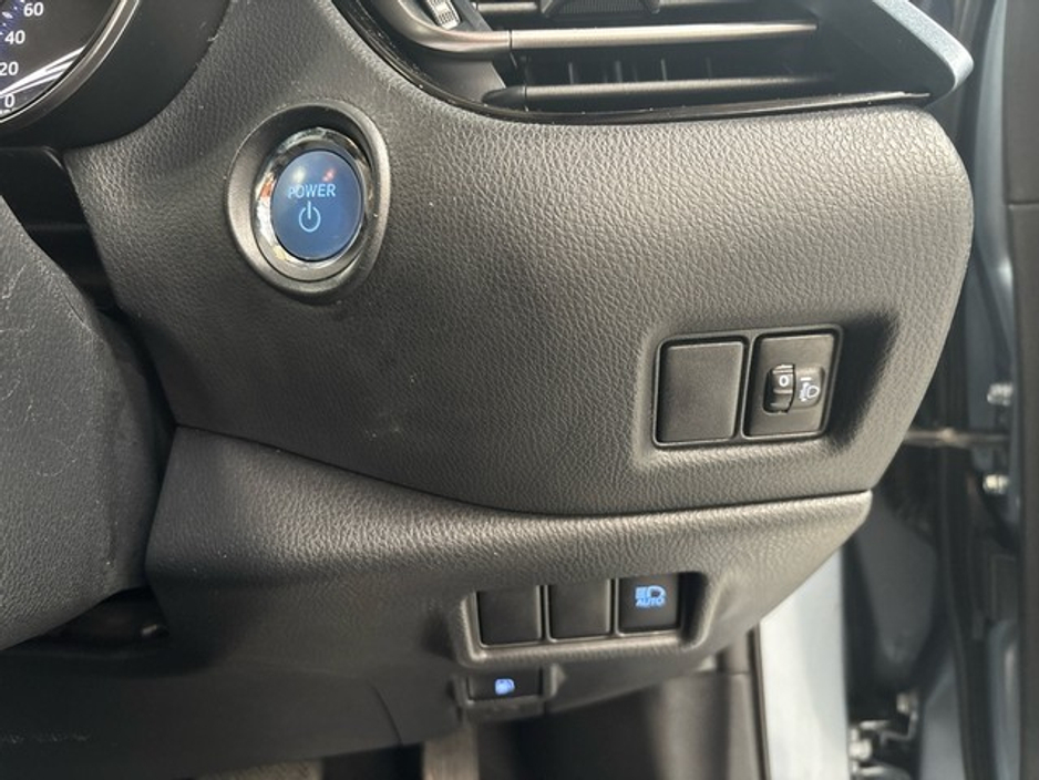 2022 Toyota C-HR - image 12