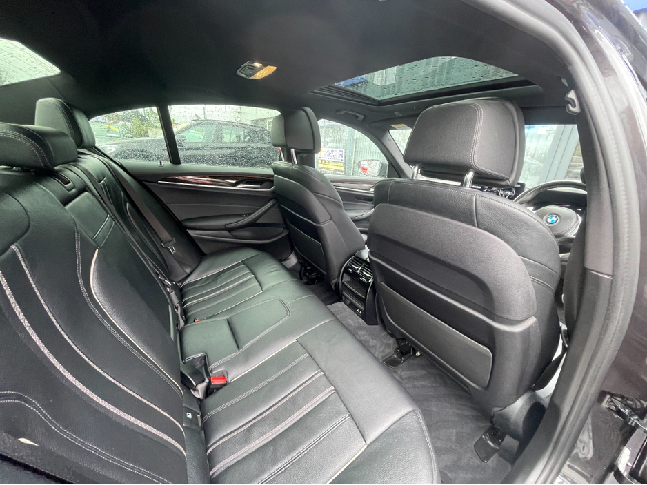 2021 BMW 5 Series - image 9