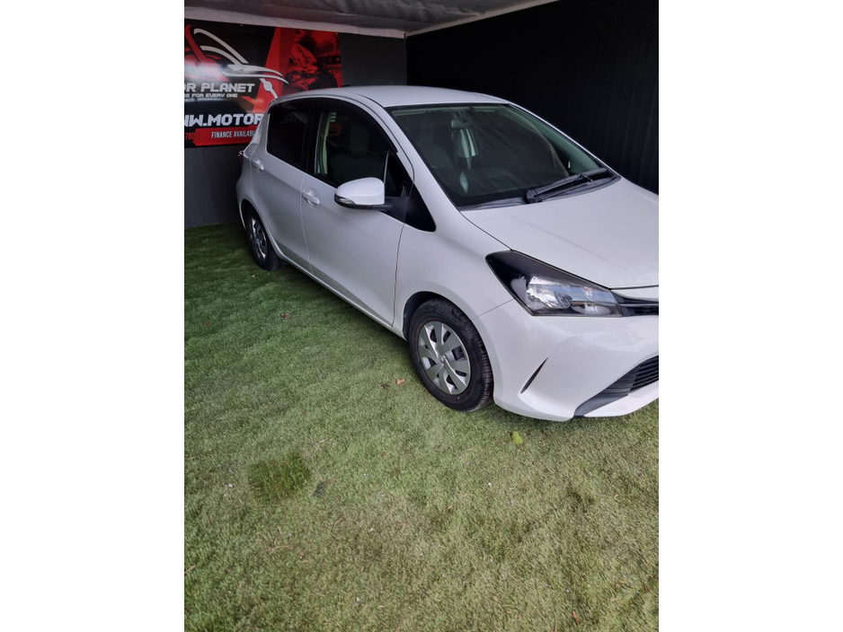 2014 Toyota Vitz - image 2