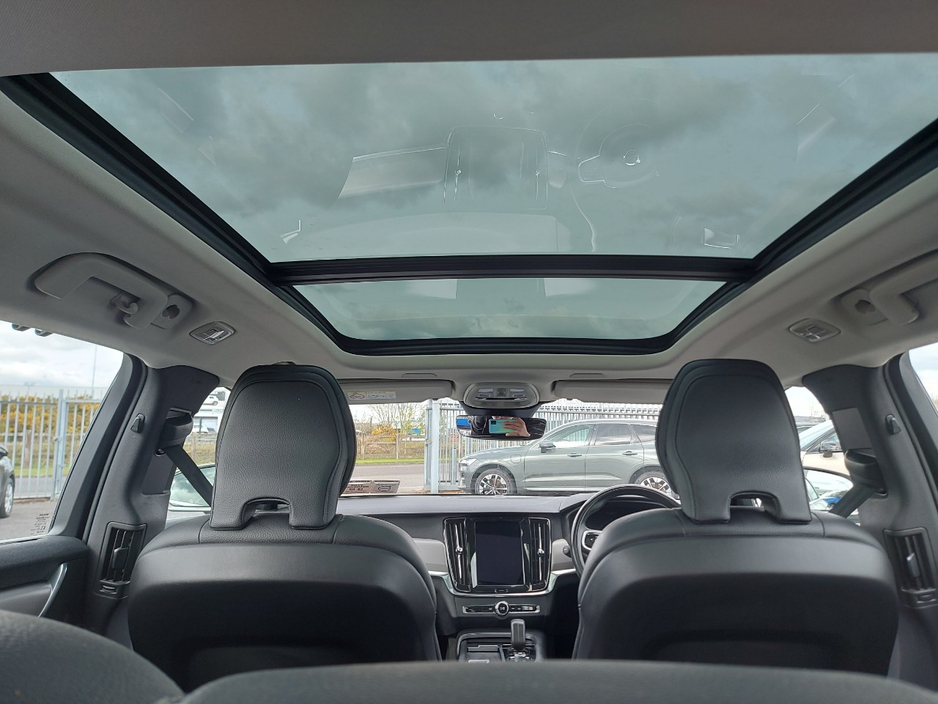 2021 Volvo V90 - image 27