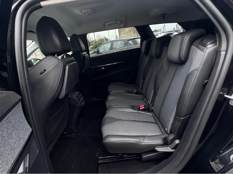 2021 Peugeot 5008 - image 10