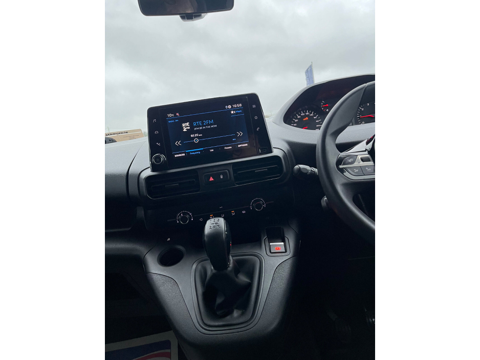 2020 Peugeot Partner - image 10