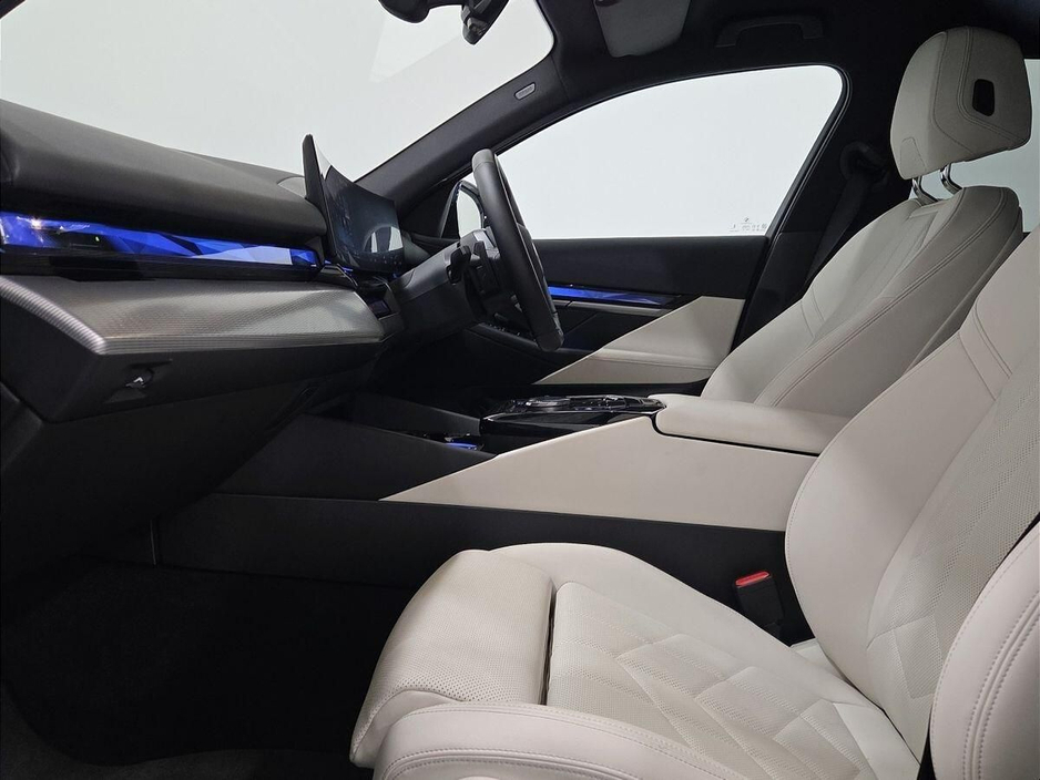 2025 BMW i5 - image 7