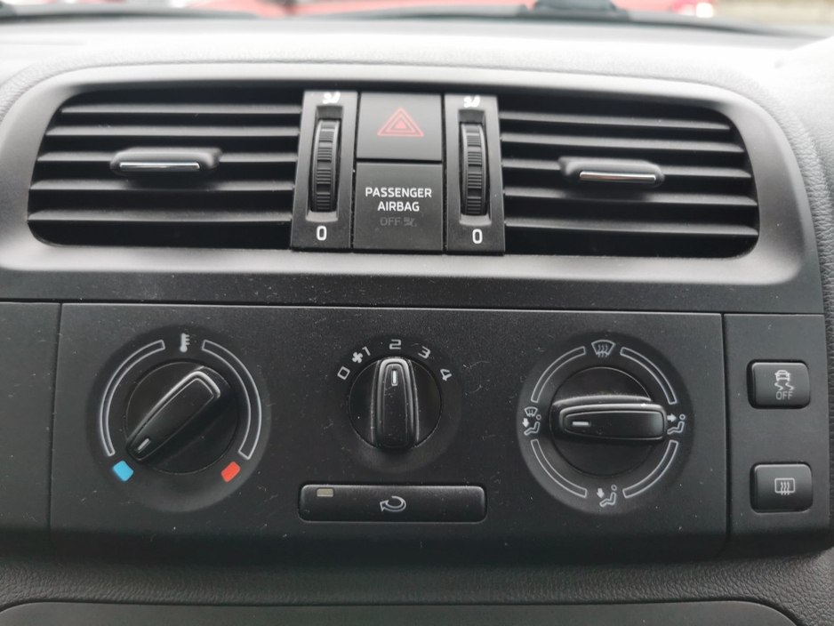 2015 Skoda Roomster - image 18