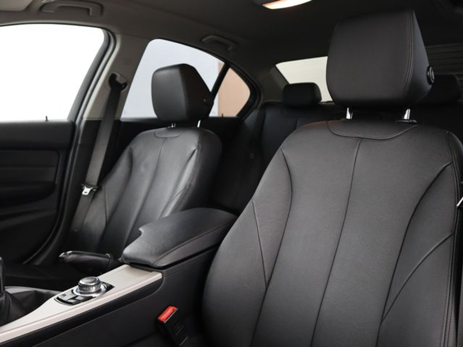 2016 BMW 3 Series - image 18