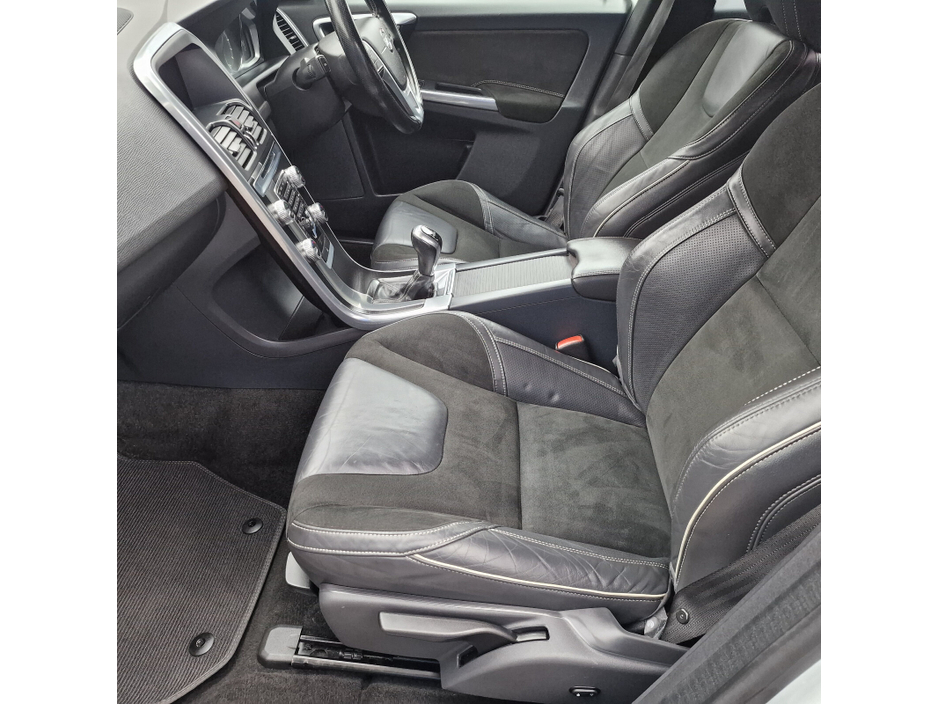 2015 Volvo XC60 D4 (181hp) FWD R-Design €10,950