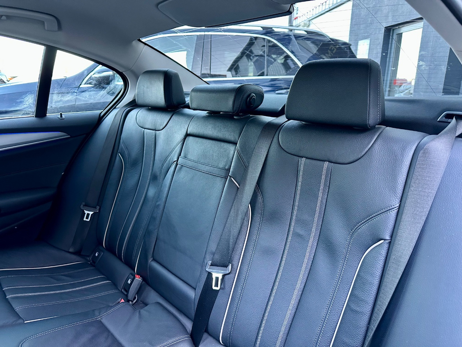 2022 BMW 5 Series - image 12