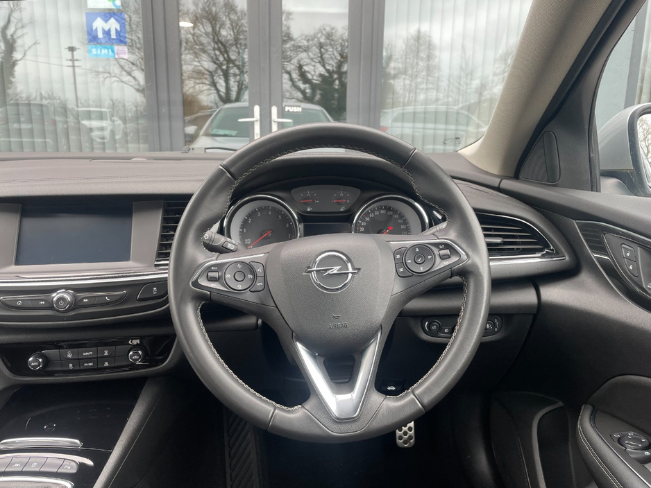 2020 Opel Insignia - image 9