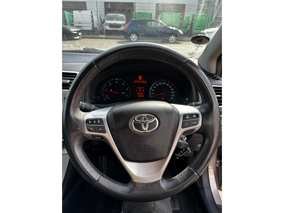 2015 Toyota Avensis - image 8