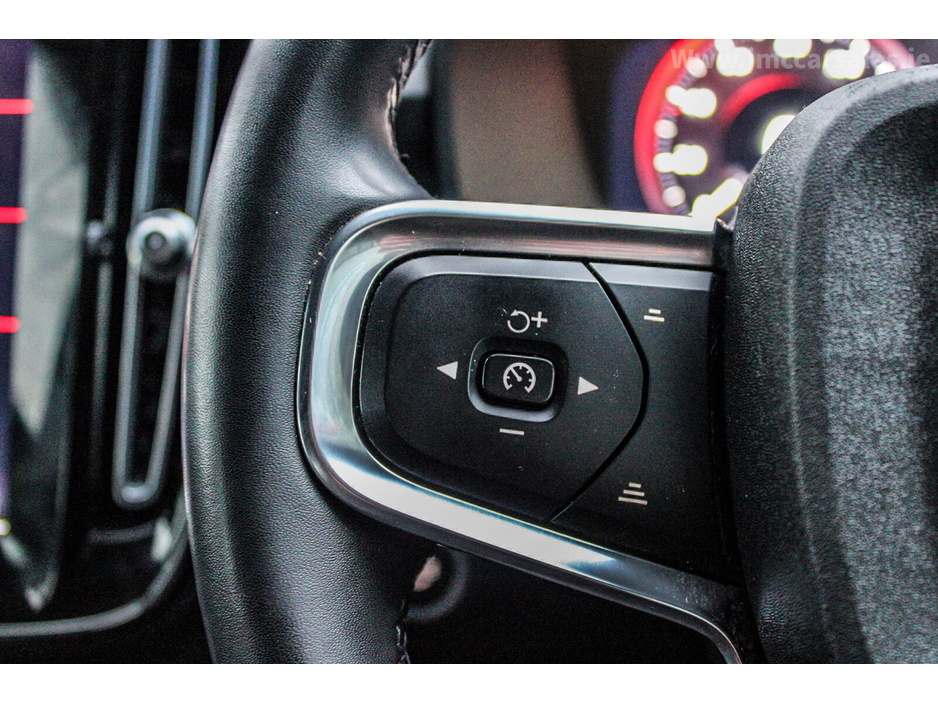 2022 Volvo XC40 T4 PHEV 211hp AT7 Plus bright €26,950