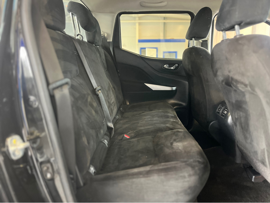 2018 Nissan Navara - image 11