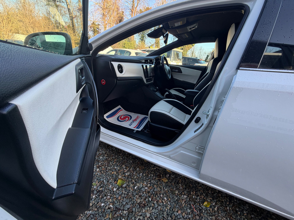 2016 Toyota Auris Hybrid €12,999