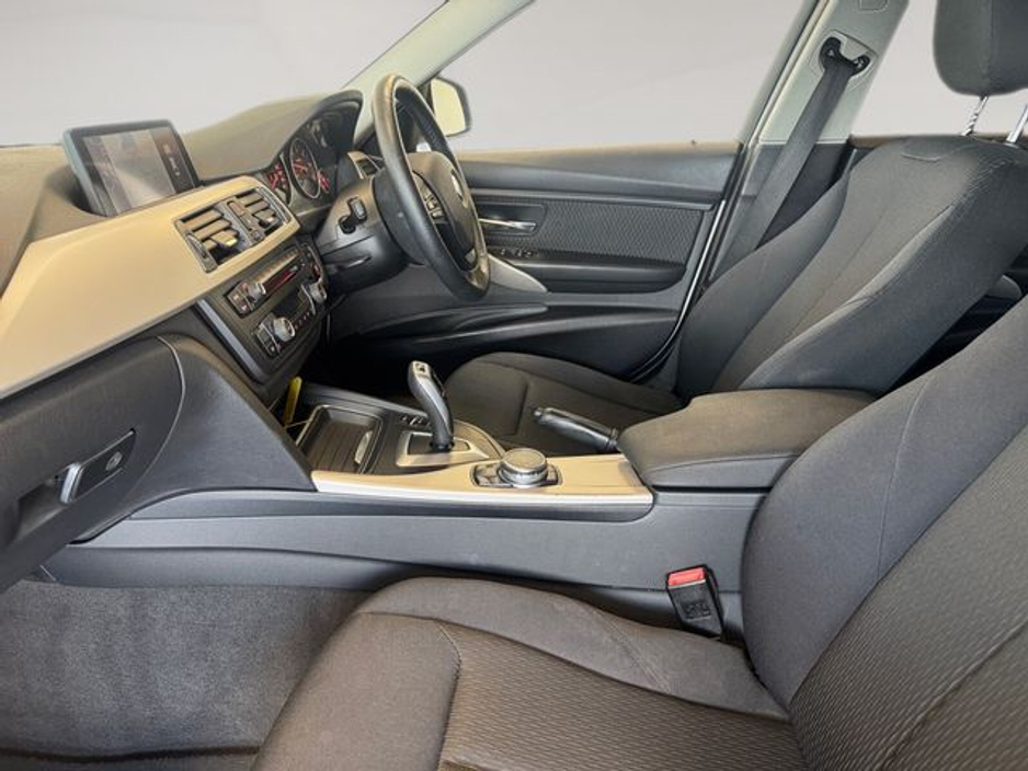 2015 BMW 3 Series - image 17