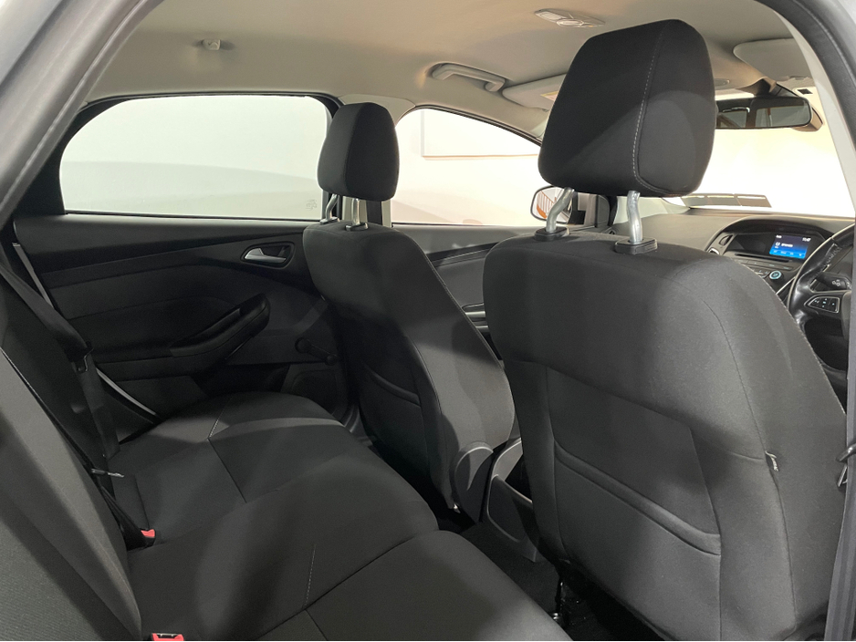 2016 Ford Focus - image 14