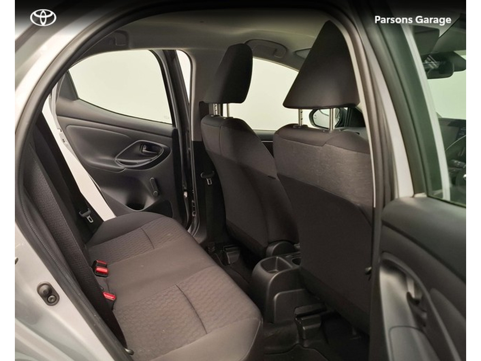 2023 Toyota Yaris - image 12