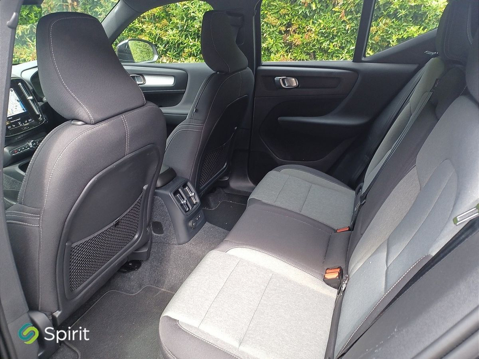 2022 Volvo XC40 - image 5