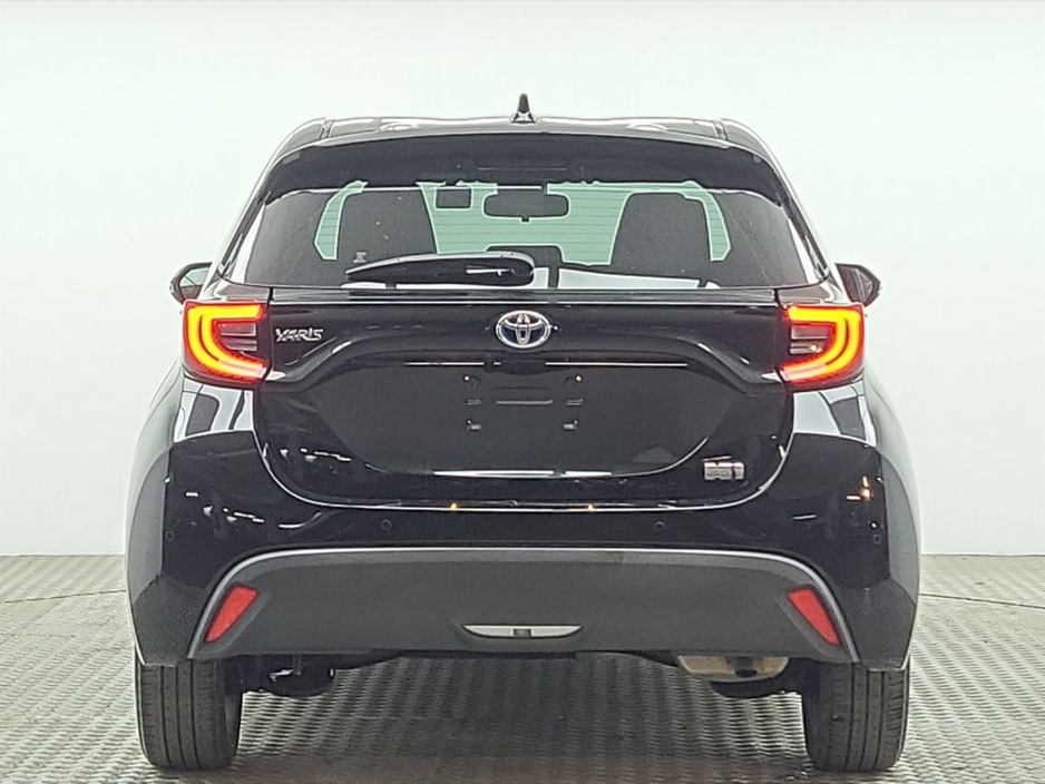 2021 Toyota Yaris - image 10
