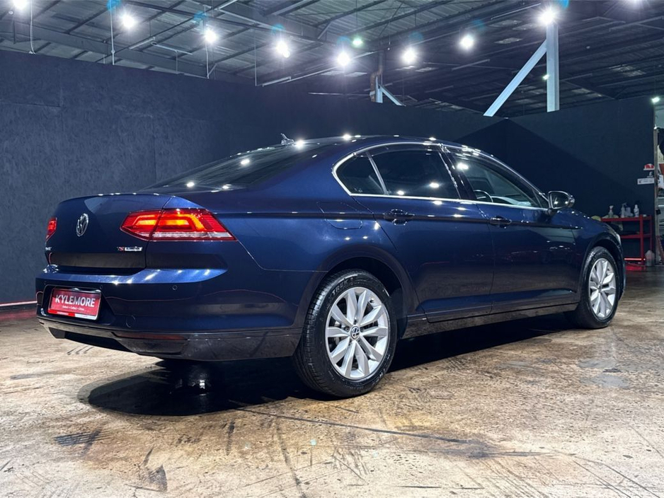 2016 Volkswagen Passat - image 3