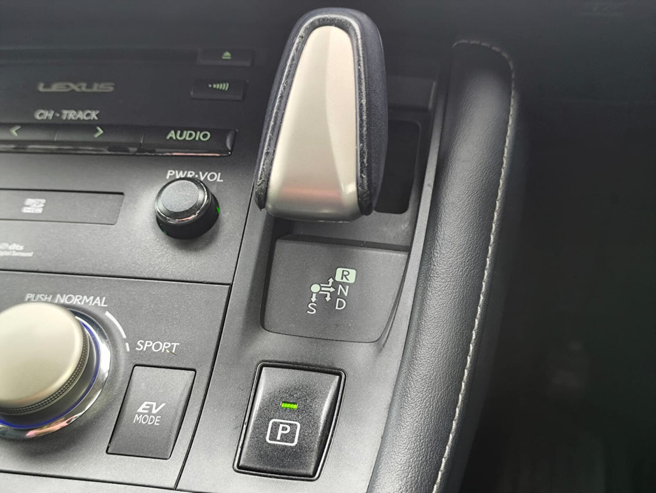 2017 Lexus CT 200 h - image 11