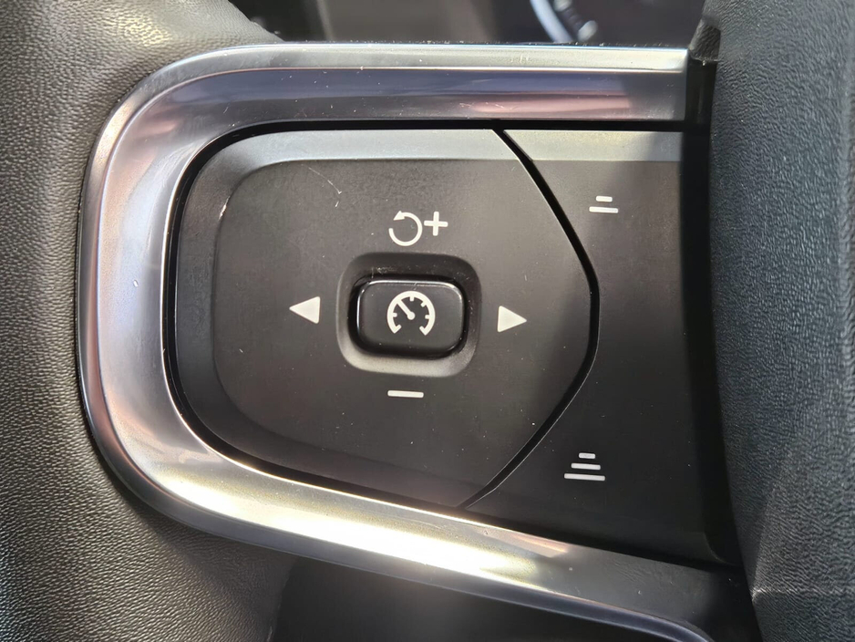 2022 Volvo XC40 - image 9