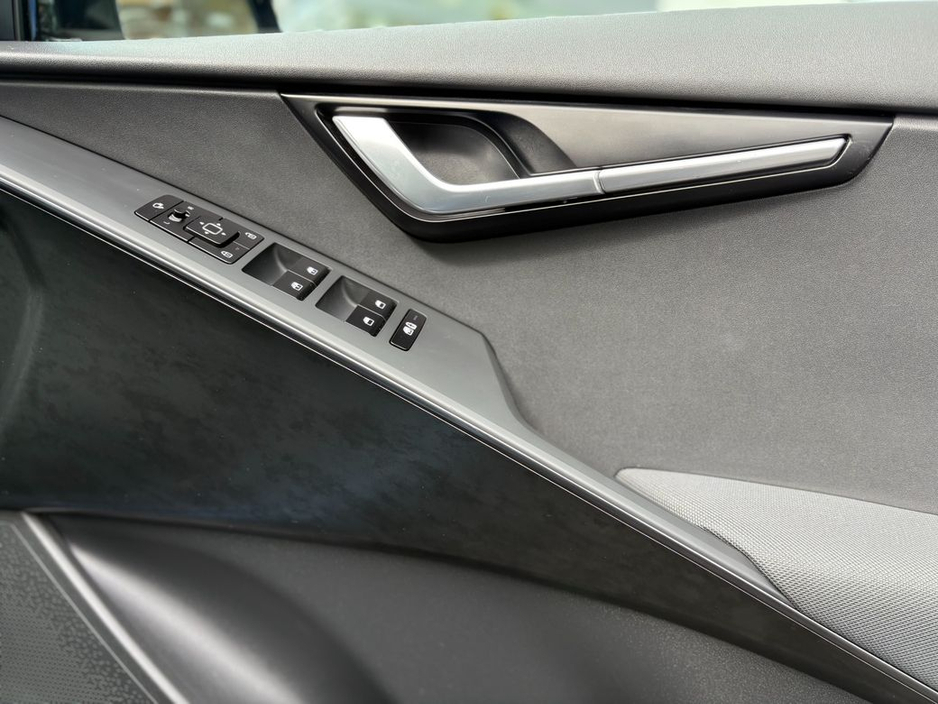 2023 Kia Niro - image 10