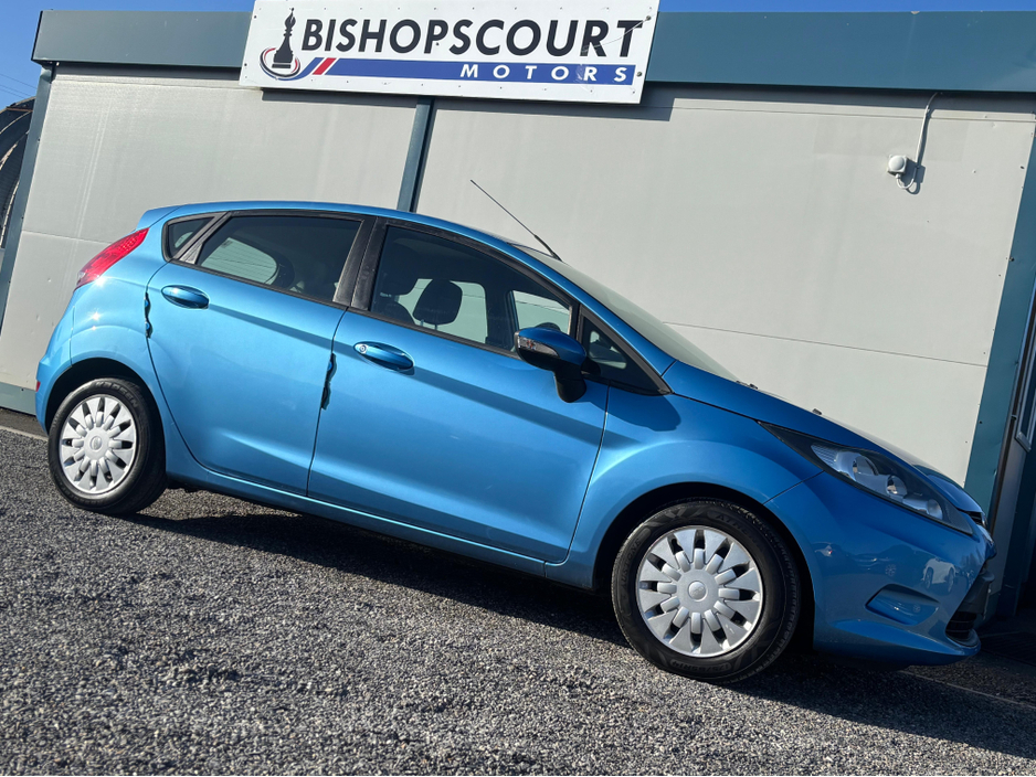 2012 Ford Fiesta - image 3