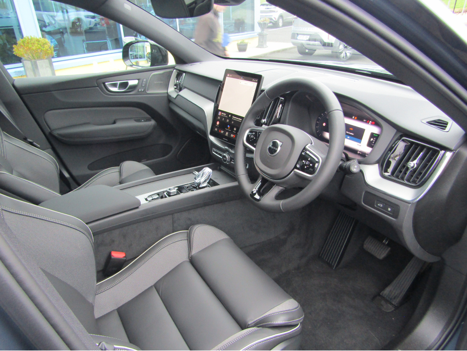 2026 Volvo XC60 - image 12