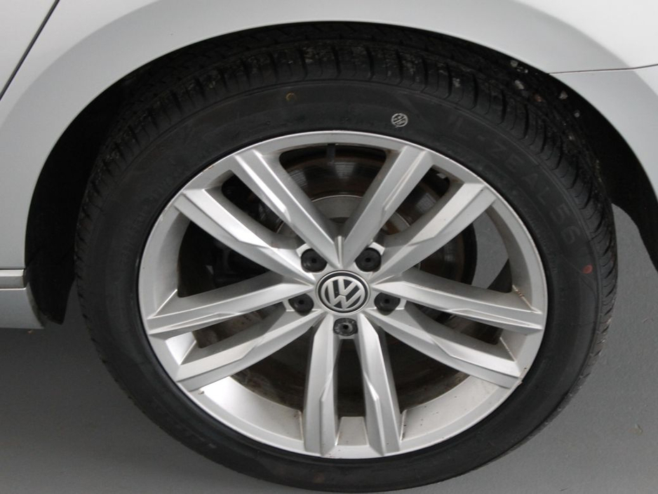 2018 Volkswagen Passat - image 29