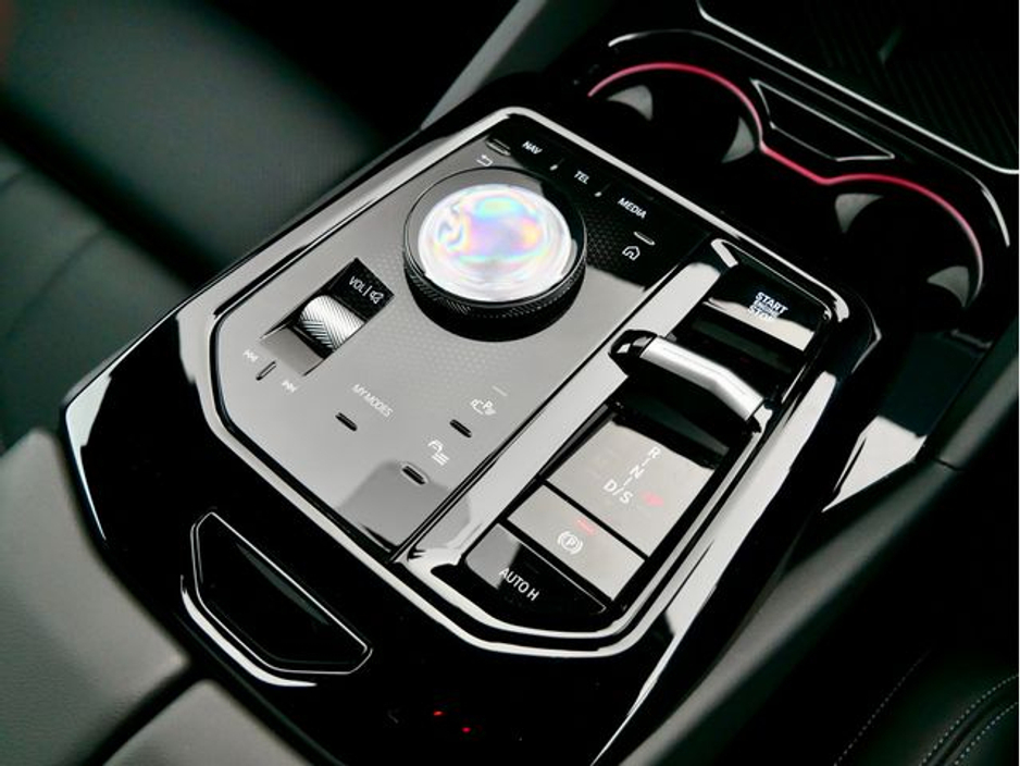 2025 BMW 5 Series - image 25