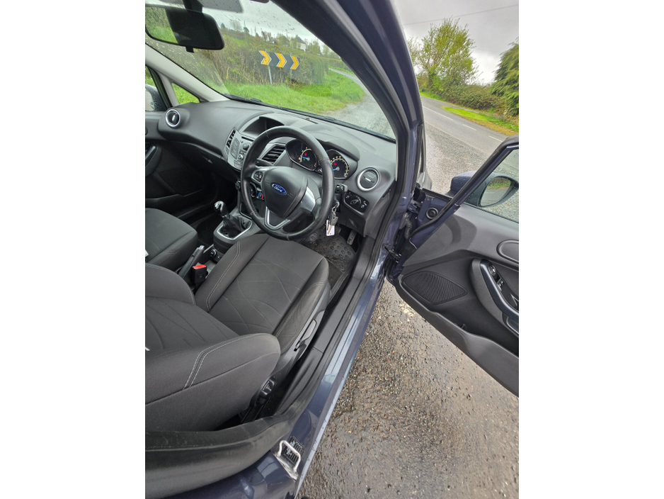 2014 Ford Fiesta - image 9