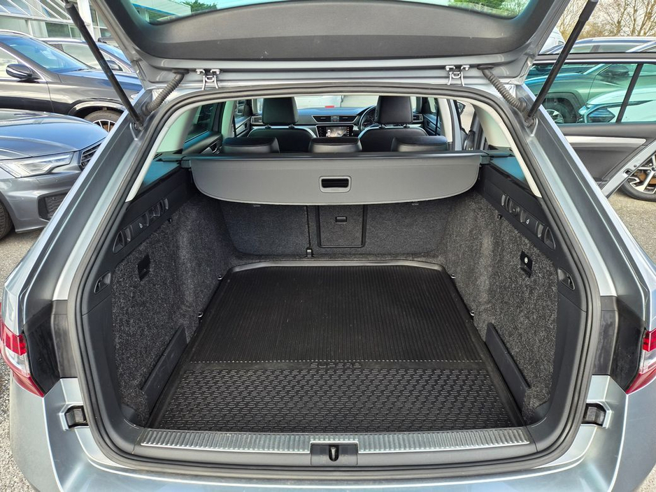 2019 Skoda Superb - image 8