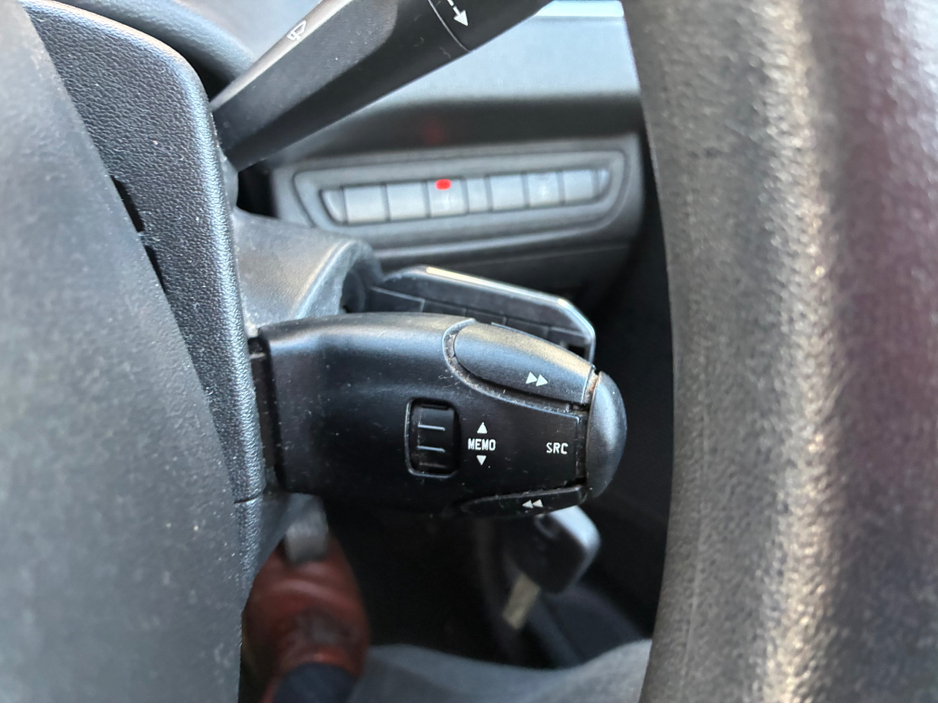 2013 Peugeot 208 - image 14