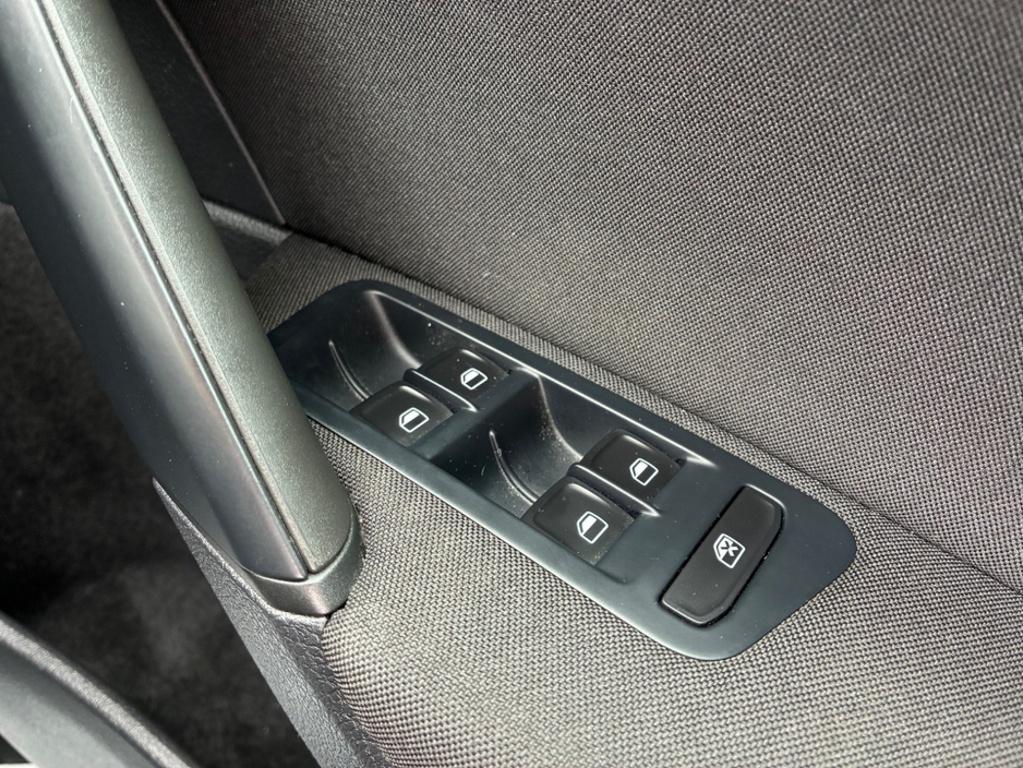 2015 Volkswagen Golf - image 14