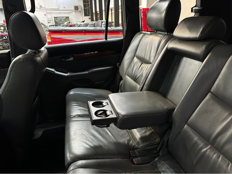 2004 Toyota Landcruiser - image 21