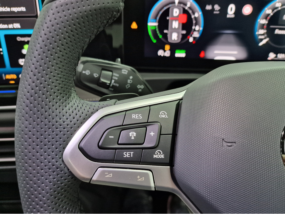 2025 Volkswagen Tiguan 1.5TSi PHEV R-LINE AUTOMATIC **ONE OWNER / NEW MODEL / APPLE CARPLAY / ADAPTIVE CRUISE CONTROL / BLIND SPOT ASSIST / HEATED & MASSAGE FRONT SEATS / HEATED STEERING WHEEL / WIRELESS PHONE CHARGING** €50,900