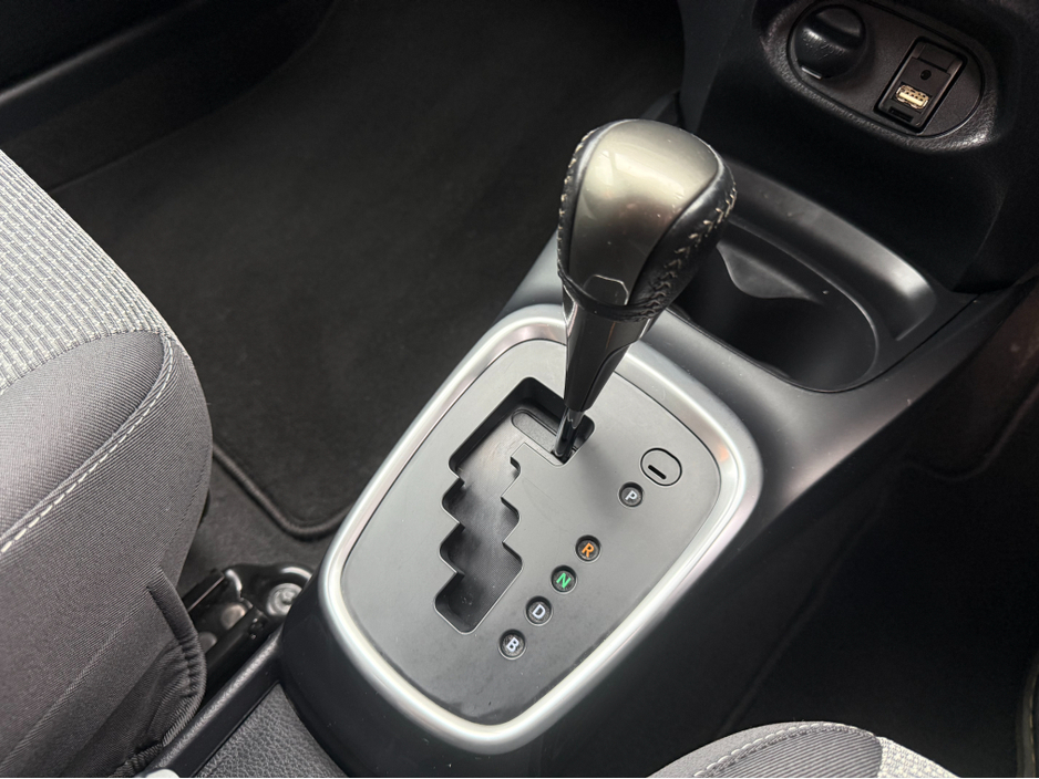 2015 Toyota Yaris - image 17