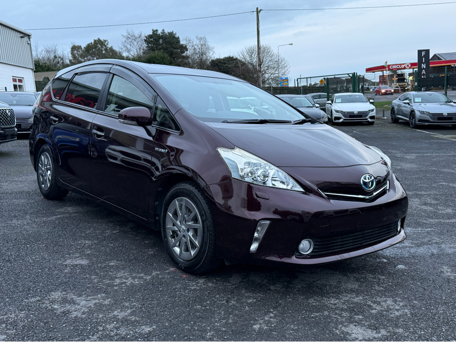 2014 Toyota Prius Alpha - image 2