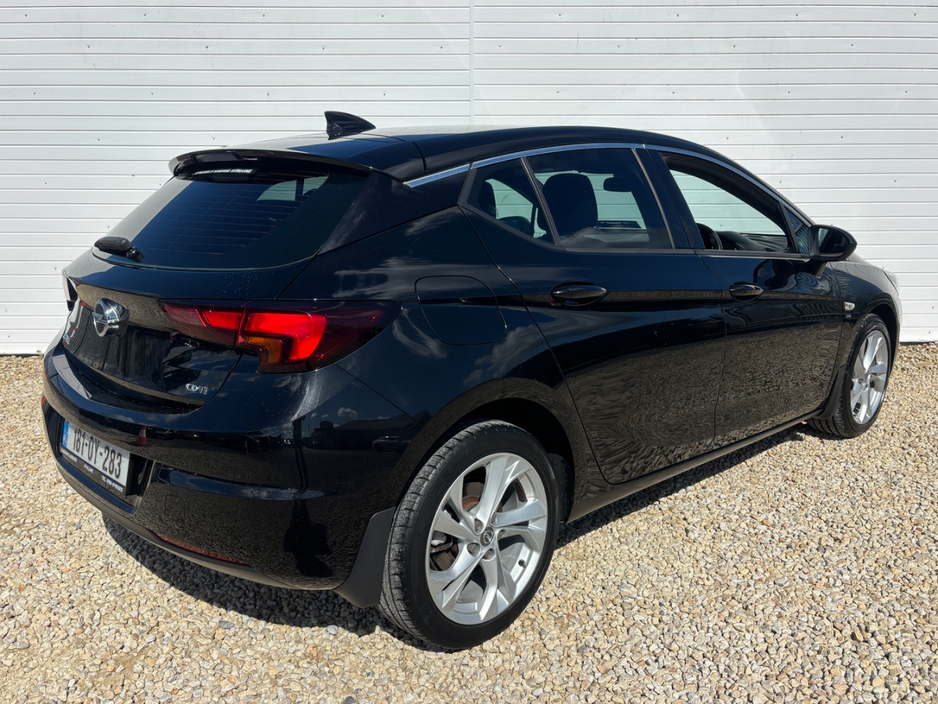 2018 Opel Astra - image 2