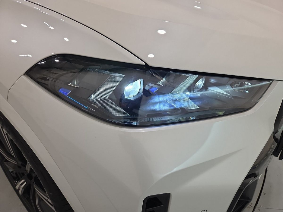 2025 BMW X5 - image 21