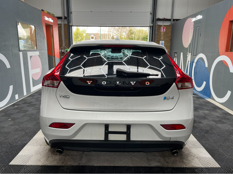 2017 Volvo V40 - image 3