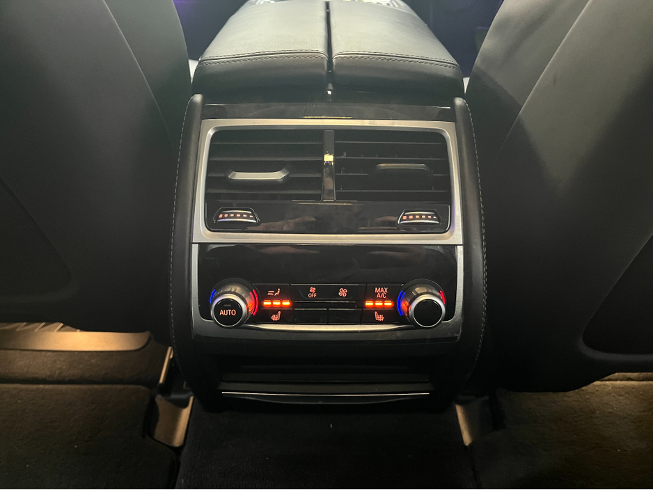 2017 BMW 7 Series - image 18