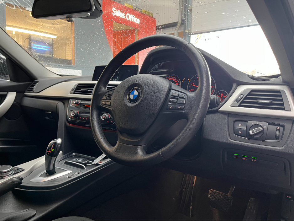 2016 BMW 3 Series - image 12